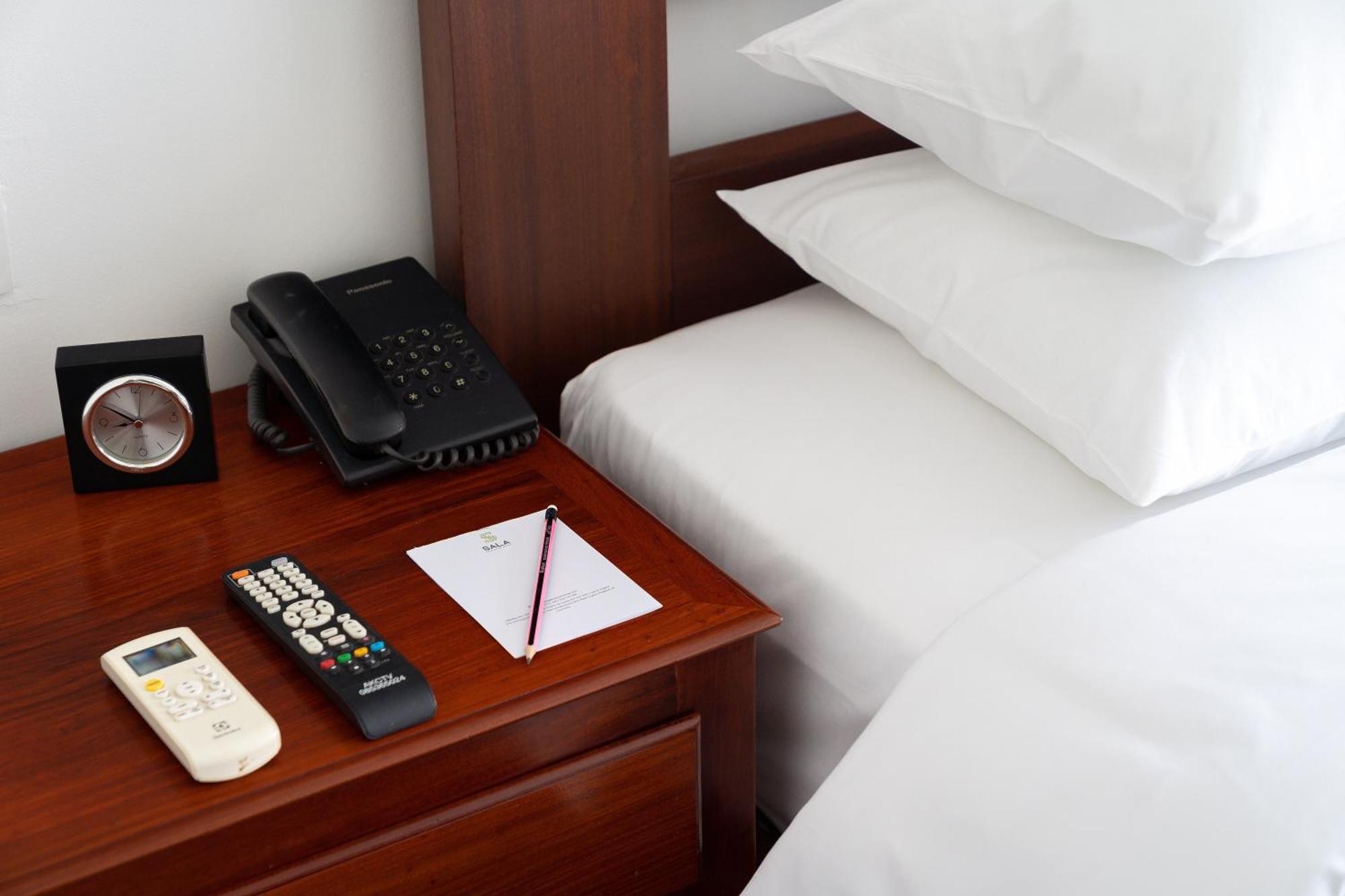 Sala Siem Reap Hotel Bilik gambar A telephone on a bedside table